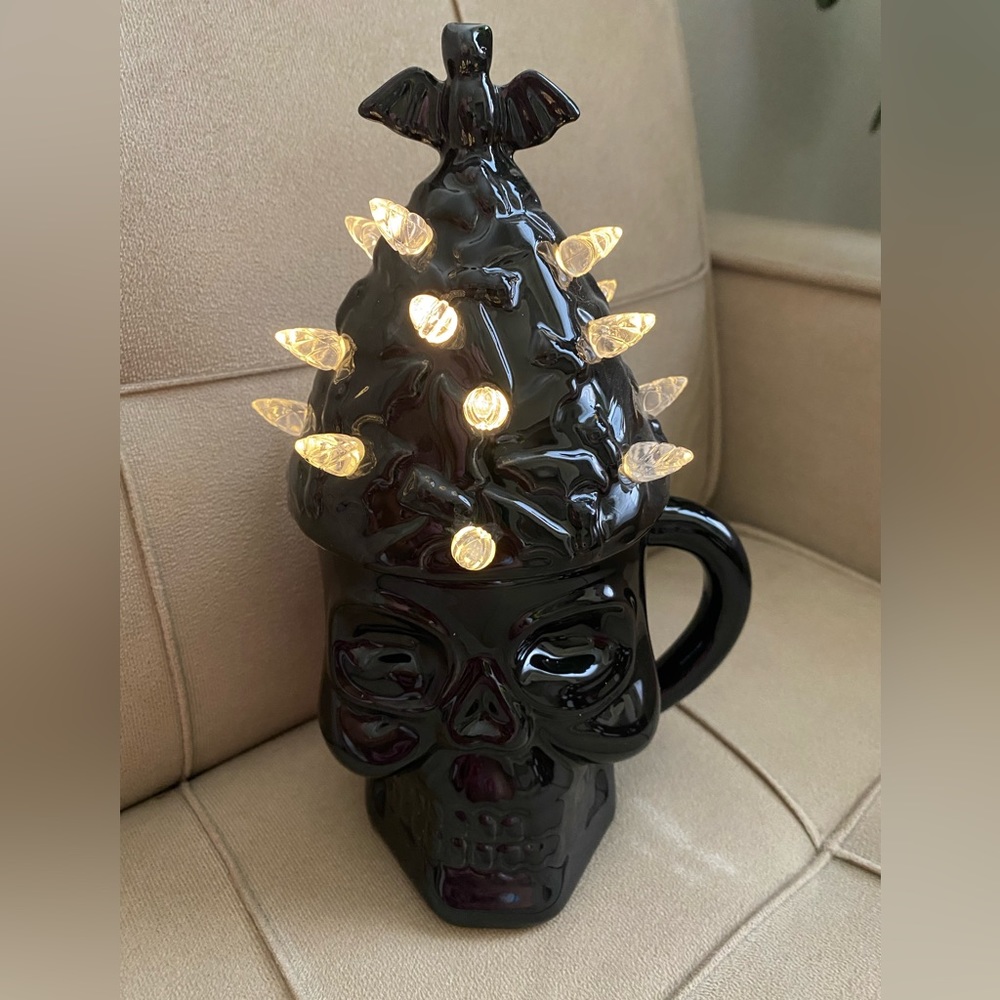 NWT Halloween light-up skull mug tree